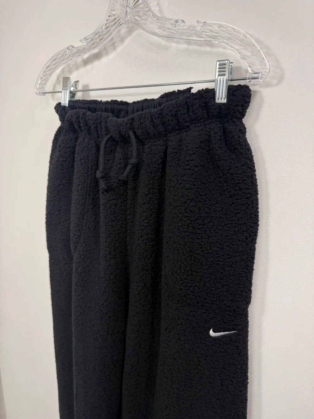 Nike Women’s Therma-Fit Black Fleece Joggers FullLlength size medium. NWT.
